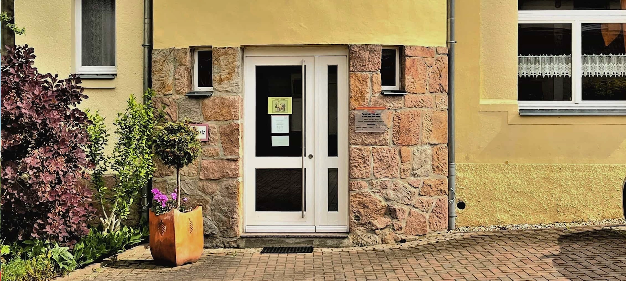 Eingang der Zahnarztpraxis Dr. Scholz